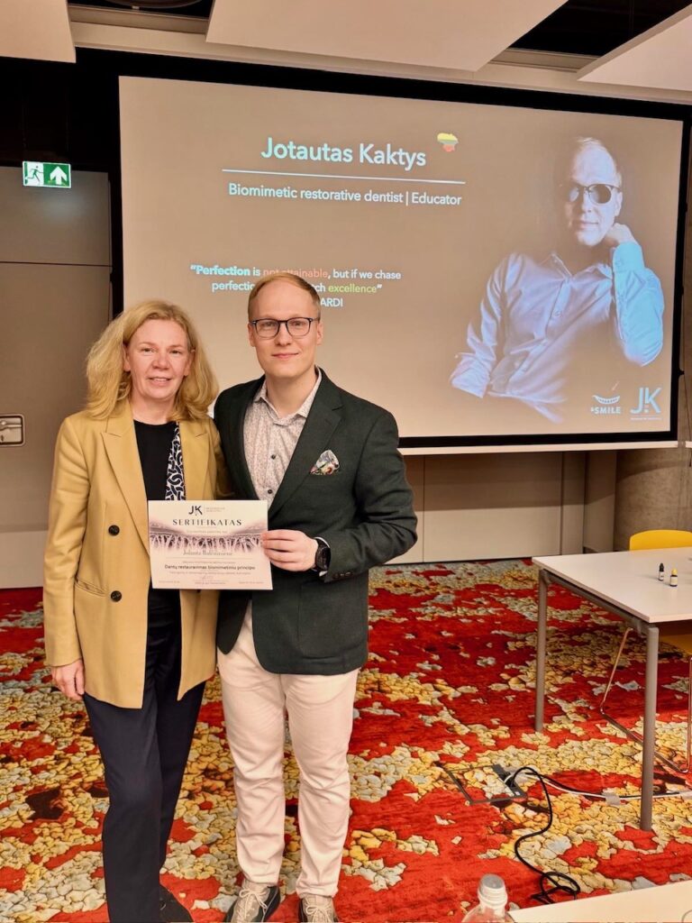 Gydytoja Jolanta Balčiūnienė su sertifikatu ir lektorius gydytojas Jotautas Kaktys